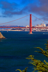 Fototapeta premium The Golden Gate bridge and San Francisco skyline