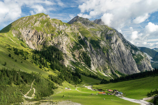 Mahnkopf (2093 m) und Steinfalk (2347 m) &uuml;ber dem Laliderer Tal und der Lalidersalm im Karwendel