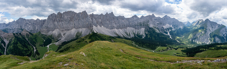 Fototapeta na wymiar Laliderer Wände im Panorama, gesehen vom Mahnkopf aus (Karwendel)
