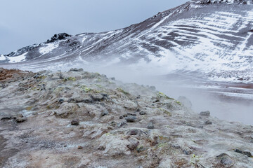 Hverir Hverarönd Geothermalgebiet, bekannt für sprudelnde Schlammbecken and dampfende Fumarolen, aus denen Schwefelgas austritt.