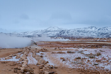 Hverir Hverarönd Geothermalgebiet, bekannt für sprudelnde Schlammbecken and dampfende Fumarolen, aus denen Schwefelgas austritt.