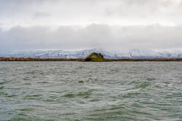 Mývatn  Vulkanischer See mit einer geothermisch erwärmten Lagune, Wildvögeln und Schafe
