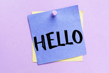 Sticky note with word HELLO on lilac background, top view © Pixel-Shot