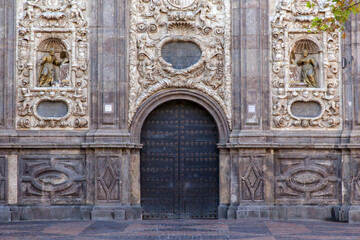 Fototapeta na wymiar Baroque entrance