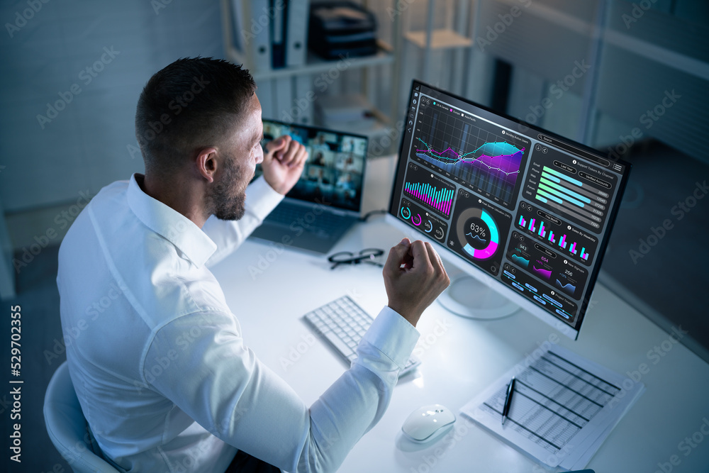 Aufkleber Excited Business Analyst Using Data Dashboard On Computer