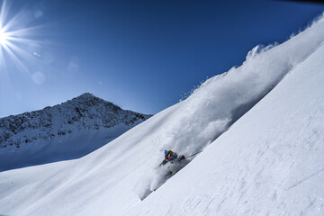 Skifahrer im Tiefschnee