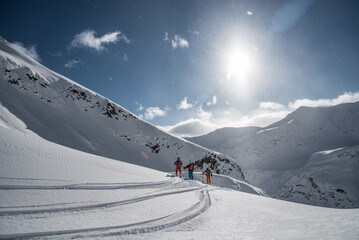 Skifahrer im Tiefschnee