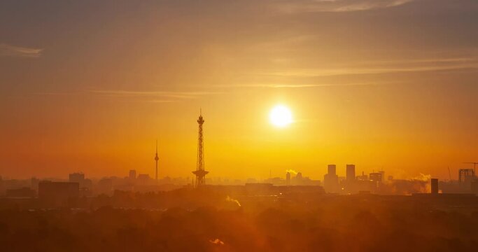 Sonnenaufgang in Berlin. Aufgenommen von Drachenberg. Time Lapse