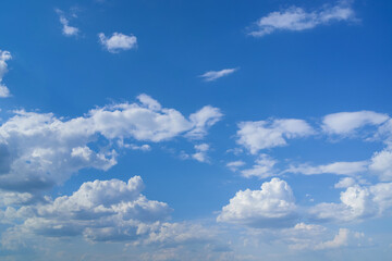 Fototapeta premium Blue sky with fluffy clouds as a tranquil background