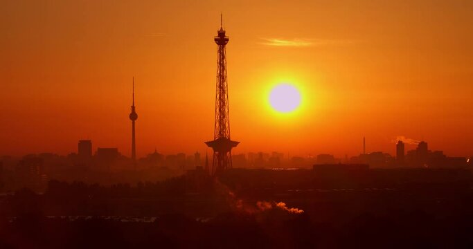 Sonnenaufgang in Berlin mit nebel