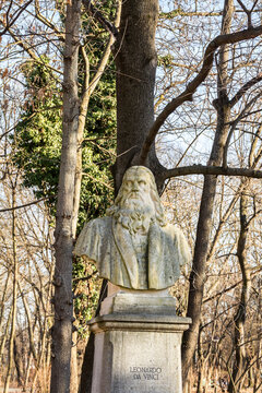 Statue of Leonardo Da Vinci,ancient Italian creative artist.