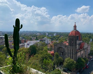 Obraz premium Cityscape with a red dome church in San Miguel Chapultepec