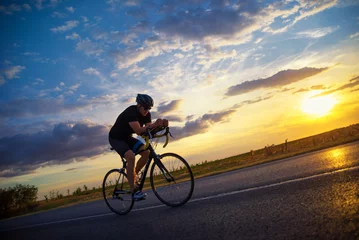 Wandaufkleber Junger Sportler, der im Sommer mit dem Fahrrad unterwegs ist © Solid photos