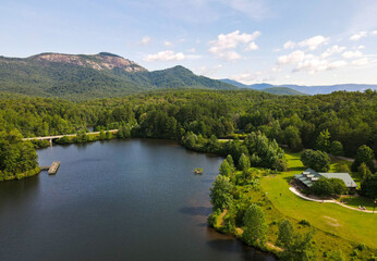 Obraz premium Aerial view of mountain and lake