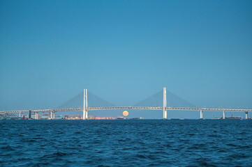 横浜ベイブリッジと満月（中秋の名月）