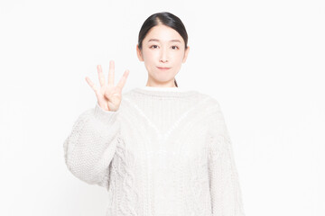 手で数字の4を示す女性
