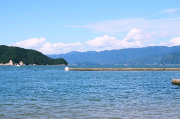 波が静かな海の風景。