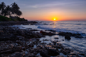 Obraz premium Sunrise over the sea on the coast of Vietnam.. 