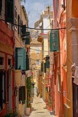 Blick in eine typische Gasse in Korfu-Stadt, vertikal 