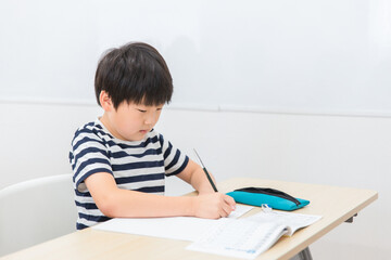 漢字の勉強をする小学生の男の子（日本人・真剣）
