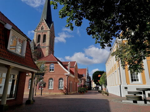 St.-Bonifatius-Kirche und Fu&szlig;g&auml;ngerzone in Lingen