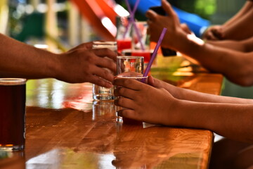 glas trinken hand cocktail bar