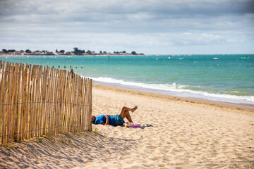 Vacancier sur les plage de Vendée en France, île de Noirmoutier en été.