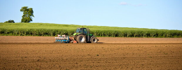 Champ en pleine campagne, labouré par le tracteur de l'agriculteur au printemps.