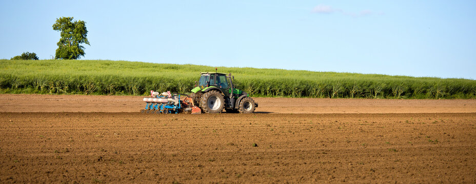 Champ en pleine campagne, labour&eacute; par le tracteur de l'agriculteur au printemps.