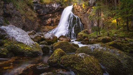 Wasserfall mit Felsen im Vordergrund Langzeitbelichtung