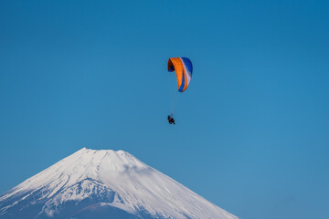 Fototapeta na wymiar Paraglider by Mount Fuji