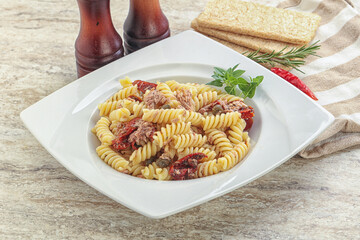 Pasta with tuna and tomato
