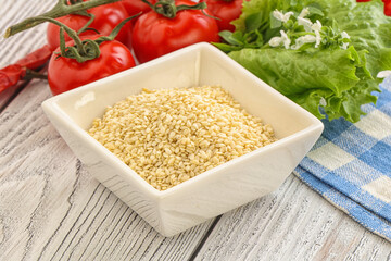 Raw sesame seeds in the bowl