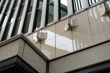 Fototapeta premium 日が差し込む都会のビル壁