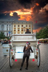 Dorożki na krakowskim Rynku i piękne niebo - średni format Fuji GFX - obrazy, fototapety, plakaty