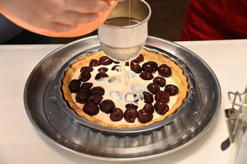 手作りのタルトを台所で作る手元