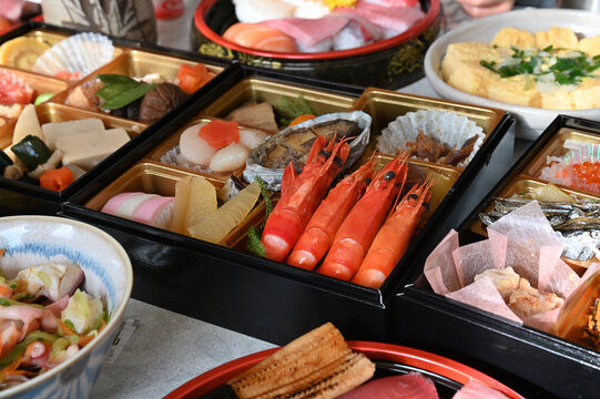 日本の正月におせち料理を並べたテーブルの上
