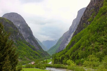 Fototapeta na wymiar Berglandschaft in der Nähe vom Stahlehimfossen (Norwegen)