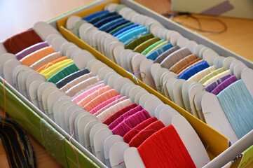 箱の中に敷き詰められた色とりどりの刺繍糸の色見本