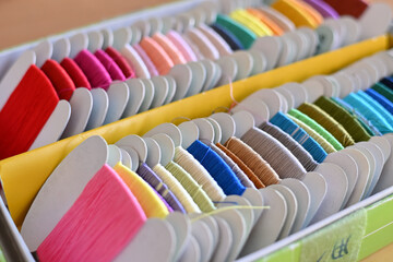 箱の中に敷き詰められた色とりどりの刺繍糸の色見本