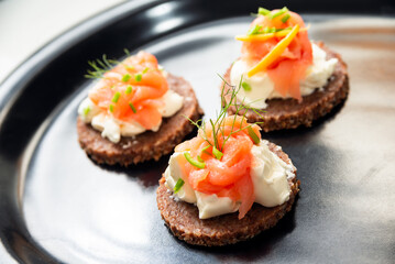 Deliziose canapès condite con crema di formaggio e salmone affumicato 