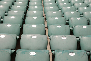 Rzędy składanych krzesełek w stadion na powietrzu. Arena - obrazy, fototapety, plakaty