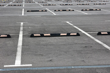 Miejsce parkingowe wyznaczone na jezdni białymi liniami. - obrazy, fototapety, plakaty