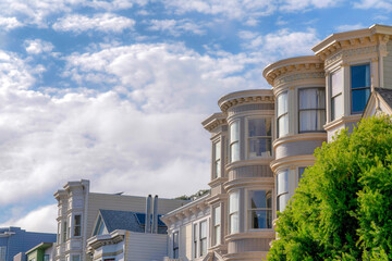 Obraz premium View of an upper part exterior of townhouses in San Francisco, California