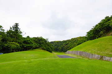 アップダウンのあるゴルフ場・打ちおろしコースのティーグラウンド（千葉県富津市）