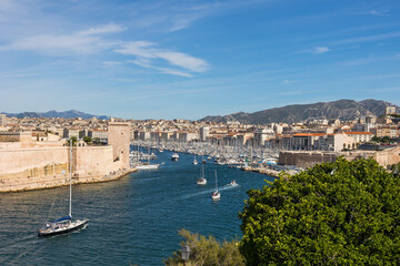 Vue sur l'entrée du Vieux-Port de Marseille depuis le Parc Émile Duclaux