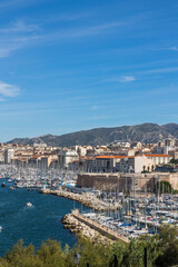 Fototapeta na wymiar Vue sur l'entrée du Vieux-Port de Marseille depuis le Parc Émile Duclaux