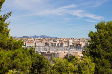 Fototapeta na wymiar Panorama sur le Vieux-Port, le Ville de Marseille et Pic de Bretagne
