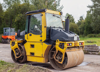 Obraz premium A skating rink for laying asphalt or sand during road repairs or construction. Road repair works on an asphalt skating rink. Laying of new asphalt is a selective focus.