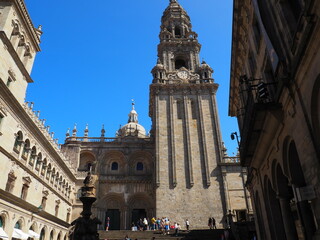 torre de la torre del reloj de santiago de compotela, tambien llamada la minguela, de estilos romanico y barroco,  terraza, piedra color gris, a la izquierda el portico de la gloria, la coruña, españa